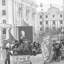 Дети с революционными знаменами на автомобиле во главе колонны демонстрантов | Транспорт. 1979 г., г.Северодвинск. Фото #C388.