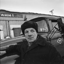 Водитель около грузовой машины | Транспорт. 1979 г., г.Северодвинск. Фото #C381.