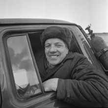 Водитель в кабине грузового автомобиля | Транспорт. 1979 г., г.Северодвинск. Фото #C392.