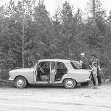 Семья около автомобиля "Москвич" | Транспорт. 1979 г., г.Северодвинск. Фото #C2593.