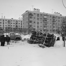 Эвакуация перевернутого автомобиля с места аварии | Транспорт. 1979 г., г.Северодвинск. Фото #C395.