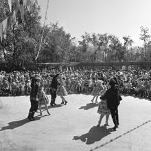 Выступление народного танцевального коллектива на празднике перед зрителями в городском парке | Культура. 1979 г., г.Северодвинск. Фото #C398.