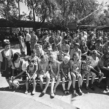 много детей в парке на скамейке | Культура. 1979 г., г.Северодвинск. Фото #C408.