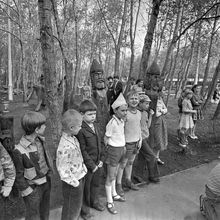 группа мальчиков в городском парке | Культура. 1979 г., г.Северодвинск. Фото #C411.