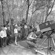 телеоператор во время телесъемки в городском парке | Культура. 1979 г., г.Северодвинск. Фото #C414.