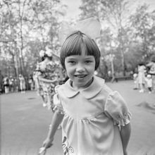 девочка в парке | Культура. 1979 г., г.Северодвинск. Фото #C421.