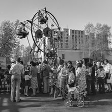 очередь на новую карусель "Звездочка" в городском парке | Культура. 1979 г., г.Северодвинск. Фото #C439.