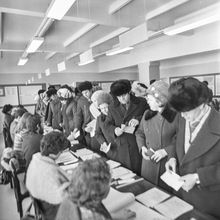 избиратели на участке | Горожане. 1979 г., г.Северодвинск. Фото #C488.