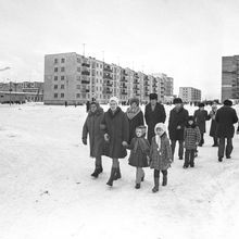 избиратели направляются на избирательный участок | Горожане. 1979 г., г.Северодвинск. Фото #C489.