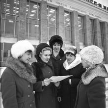 Группа женщин в зимних пально около здания Ленкома | Горожане. 1979 г., г.Северодвинск. Фото #C479.