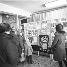 избиратели осматривают выставку детских рисунков на избирательном участке | Горожане. 1979 г., г.Северодвинск. Фото #C492.