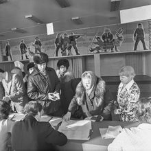 избиратели всех возрастов голосуют на избирательном участке | Горожане. 1979 г., г.Северодвинск. Фото #C493.