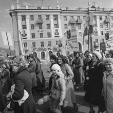 участники первомайской демонстрации | Горожане. 1979 г., г.Северодвинск. Фото #C499.