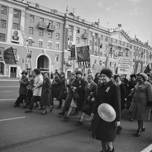 участники первомайской демонстрации | Горожане. 1979 г., г.Северодвинск. Фото #C500.