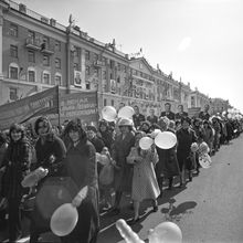 колонна демонстрантов 1 мая | Горожане. 1979 г., г.Северодвинск. Фото #C502.