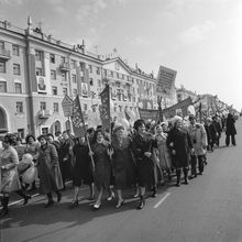 колонна демонстрантов 1 мая | Горожане. 1979 г., г.Северодвинск. Фото #C507.