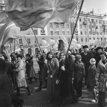 женщины с флагами на Первомайской демонстрации | Горожане. 1979 г., г.Северодвинск. Фото #C511.