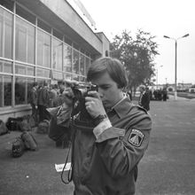 боец студенческого строительного отряда с фотоаппаратом | Горожане. 1979 г., г.Северодвинск. Фото #C521.