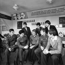 группа мужчин: встреча допризывников и военнослужащих | Горожане. 1979 г., г.Северодвинск. Фото #C531.