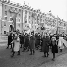 демонстранты с портретом Брежнева | Горожане. 1979 г., г.Северодвинск. Фото #C539.