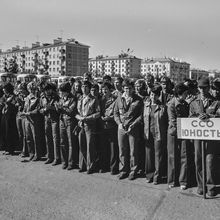 Бойцы студенческого строительного отряда "Юность" на торжественном митинге | Горожане. 1979 г., г.Северодвинск. Фото #C541.