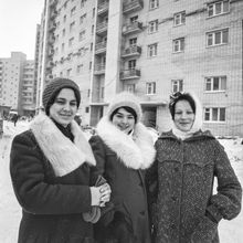 Три женщнины в зимних пальто около дома-новостройки | Горожане. 1979 г., г.Северодвинск. Фото #C534.