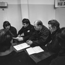 бригада обсуждает вопросы | Горожане. 1979 г., г.Северодвинск. Фото #C547.