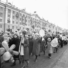 участники демонстрации 7 ноября | Горожане. 1979 г., г.Северодвинск. Фото #C549.