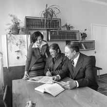 три человека в кабинете | Горожане. 1979 г., г.Северодвинск. Фото #C558.