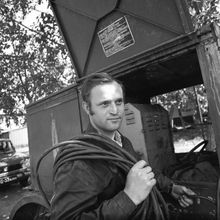 мужчина с электрическим кабелем | Горожане. 1979 г., г.Северодвинск. Фото #C563.