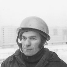 строитель в каске | Горожане. 1978 г., г.Северодвинск. Фото #C567.