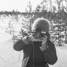 женщина с фотоаппаратом в зимнем лесу | Горожане. 1979 г., г.Северодвинск. Фото #C568.