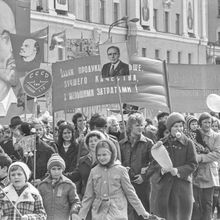 участники первомайской демонстрации | Горожане. 1979 г., г.Северодвинск. Фото #C593.