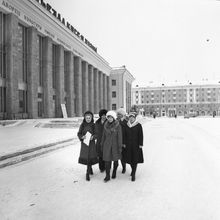 Группа женщин в зимних пальто проходит около здания Ленкома | Горожане. 1979 г., г.Северодвинск. Фото #C589.