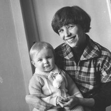 Женщина с ребенком на руках | Горожане. 1979 г., г.Северодвинск. Фото #C2475.