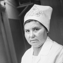 Женщина в белом колпаке | Горожане. 1979 г., г.Северодвинск. Фото #C2541.