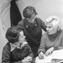 Три женщины с документами | Горожане. 1979 г., г.Северодвинск. Фото #C2788.