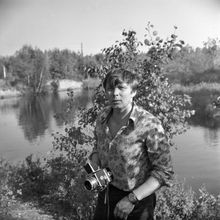 мужчина с фотоаппаратом у водоема | Горожане. 1979 г., г.Северодвинск. Фото #C615.