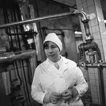 портрет женщины на производстве в белом халате | Горожане. 1979 г., г.Северодвинск. Фото #C624.