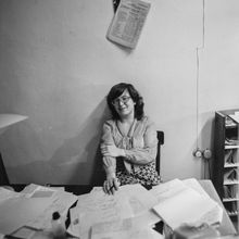 портрет женщины - секретаря-машинистки на рабочем месте | Горожане. 1979 г., г.Северодвинск. Фото #C626.