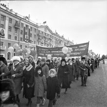 колонна демонстрантов 7 ноября | Горожане. 1979 г., г.Северодвинск. Фото #C628.