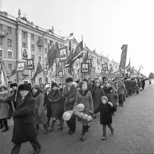 колонна демонстрантов 7 ноября | Горожане. 1979 г., г.Северодвинск. Фото #C629.