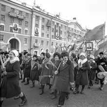 колонна демонстрантов 7 ноября | Горожане. 1979 г., г.Северодвинск. Фото #C630.