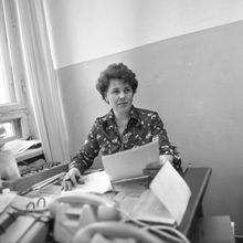 портрет женщины в рабочем кабинете | Горожане. 1979 г., г.Северодвинск. Фото #C632.