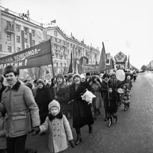 колонна демонстрантов 7 ноября | Горожане. 1979 г., г.Северодвинск. Фото #C633.