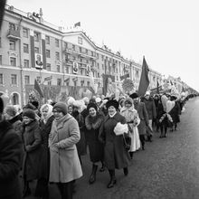 колонна демонстрантов 7 ноября | Горожане. 1979 г., г.Северодвинск. Фото #C635.