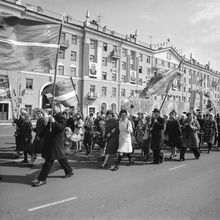 колонна первомайской демонстрации | Горожане. 1979 г., г.Северодвинск. Фото #C641.