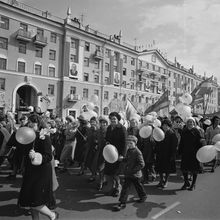 колонна первомайской демонстрации | Горожане. 1979 г., г.Северодвинск. Фото #C642.