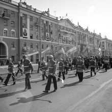 колонна  хоккеистов на первомайской демонстрации | Горожане. 1979 г., г.Северодвинск. Фото #C643.