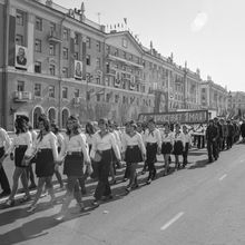 колонна пионеров с гюйсами на первомайской демонстрации | Горожане. 1979 г., г.Северодвинск. Фото #C644.